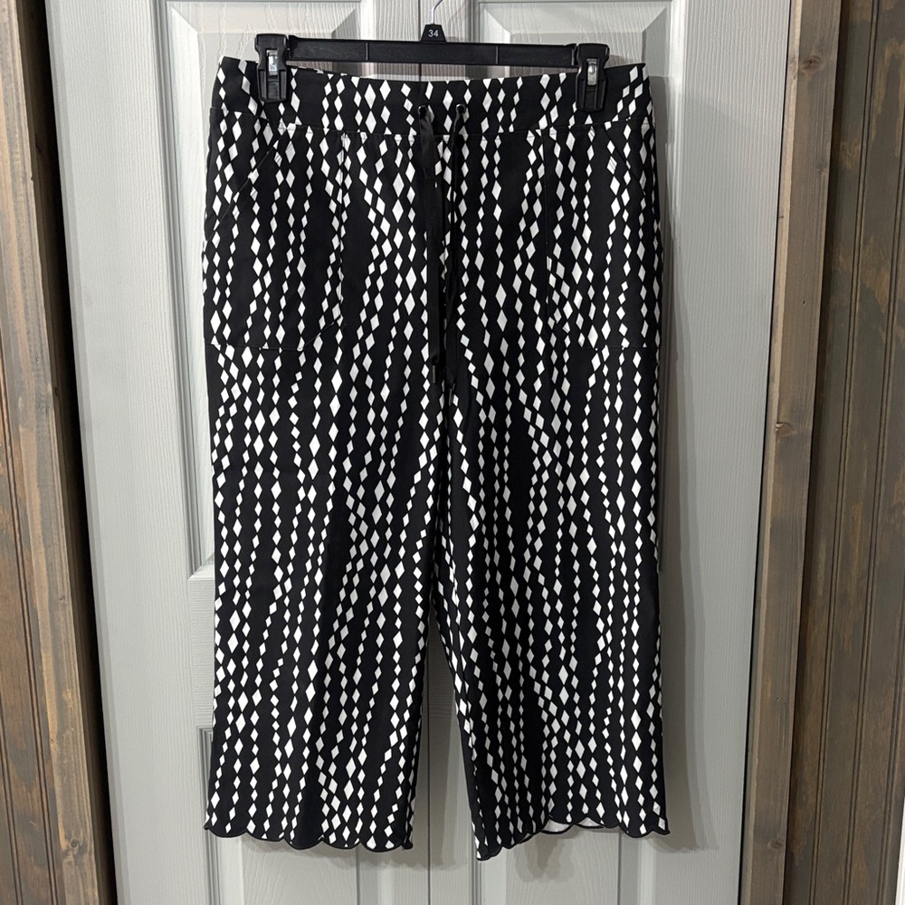 NWT Chinos Diamond Rain Scallop Hem Capri Pants Black&White Size 2 21.5” inseam